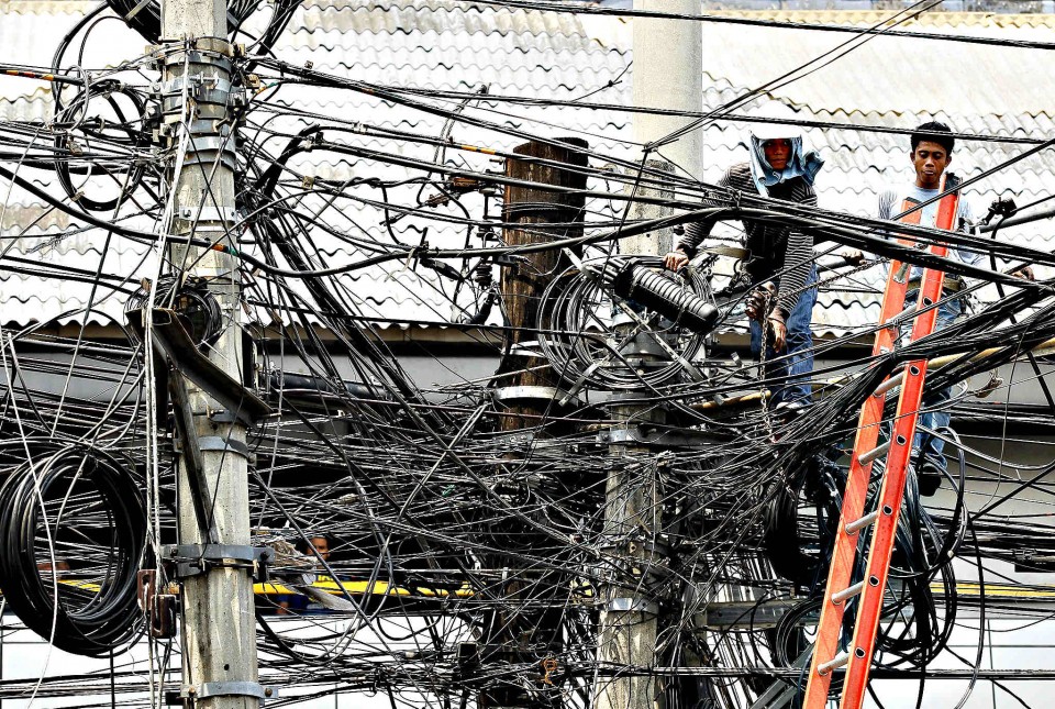 Cebu City mayor demands action on spaghetti wires